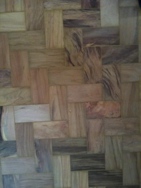 Aplicação de verniz em pisos de madeira