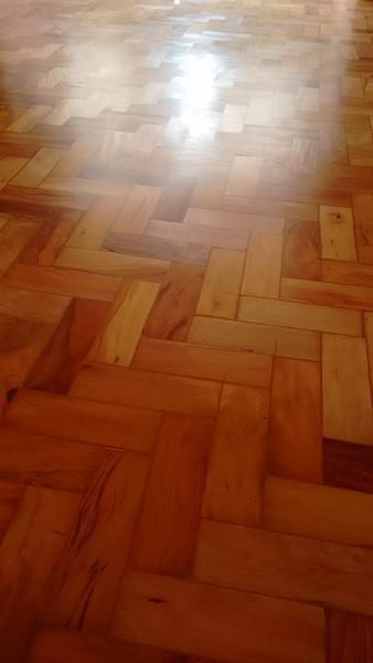 Manutenção de piso de madeira