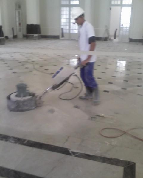 Polimento de piso de mármore